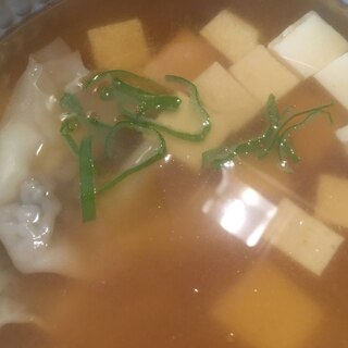 豆腐とネギのワンタン味噌汁